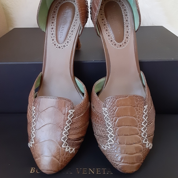 ‼️Bottega Veneta Croc Leather Shoe - Picture 2 of 6